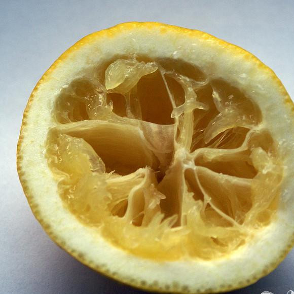 1. Этап. Желе из свежих киви с ревенем: 3. Выжать сок одного среднего по размеру лимона.