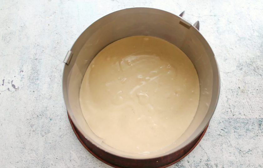 1. Этап. Банановый торт суфле: Вылейте взбитую массу в форму поверх бисквитного слоя. Разровняйте поверхность и уберите в холодильник на 8 часов для стабилизации.