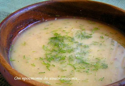 1. Этап. Гороховый суп-пюре с сайрой: Разлейте суп-пюре по тарелкам, посыпьте рубленной зеленью.