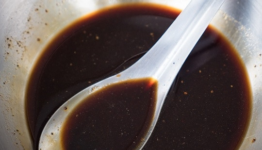 1. Этап. Курица с кешью по-тайски: 2. Первым делом поставьте разогреваться масло. В небольшой мисочке соедините соевый и вустерский соус, воду, щепотку соли, сахара и перца. Тщательно перемешайте.