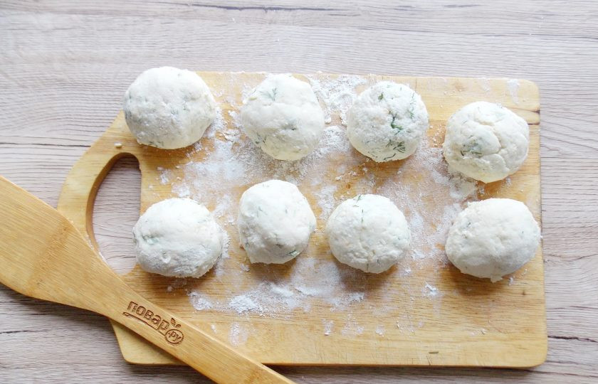 1. Этап. Сырники с твердым сыром и зеленью: Разделите тесто на шарики весом примерно 50-60 грамм. Каждый шарик обваляйте в муке.