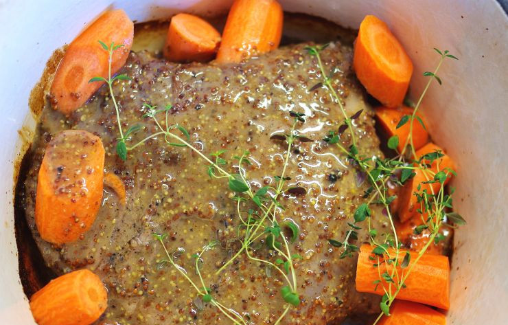 1. Этап. Говядина в смородиновом маринаде: Уложить мясо в форму, добавить морковь и тимьян. Отправить в духовку.