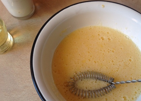 1. Этап. Кекс простой в формочке: И венчиком хорошо перемешиваем.