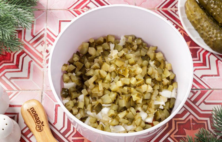 1. Этап. Салат Оливье на год Змеи: Огурцы так же нарежьте мелкими кубиками и слега отожмите от влаги.