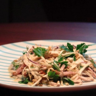 Простой салат с копченой курицей