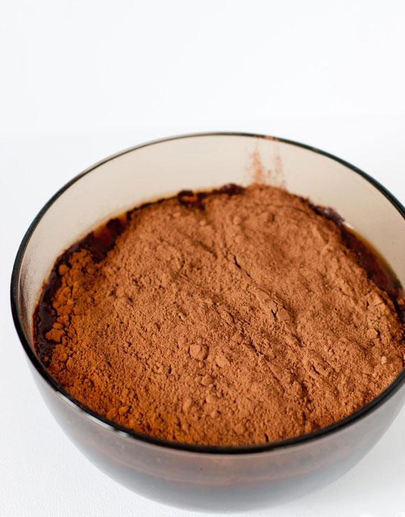 1. Этап. Кофейные маффины с карамелью и взбитыми сливками: 1. В средней миске перемешать какао порошок в горячем кофе, пока не растворится. Дать остыть до комнатной температуры или поставить в холодильник примерно на 30 минут.