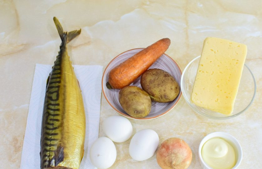 1. Этап. Салат Мимоза с копчёной скумбрией: Для приготовления салата подготовьте необходимые ингредиенты. Картофель и морковь заранее отварите, не очищая. Сварите яйца. Все охладите.