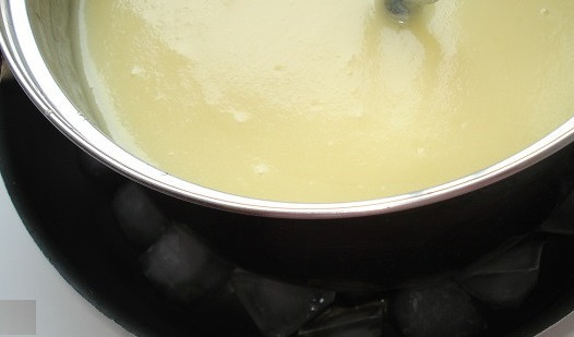 1. Этап. Крем яичный для торта: Теперь крем следует резко охладить. Есть три варианта. Зимой выставляем на балкон, летом используем лед, либо ставим в раковину с ледяной водой.