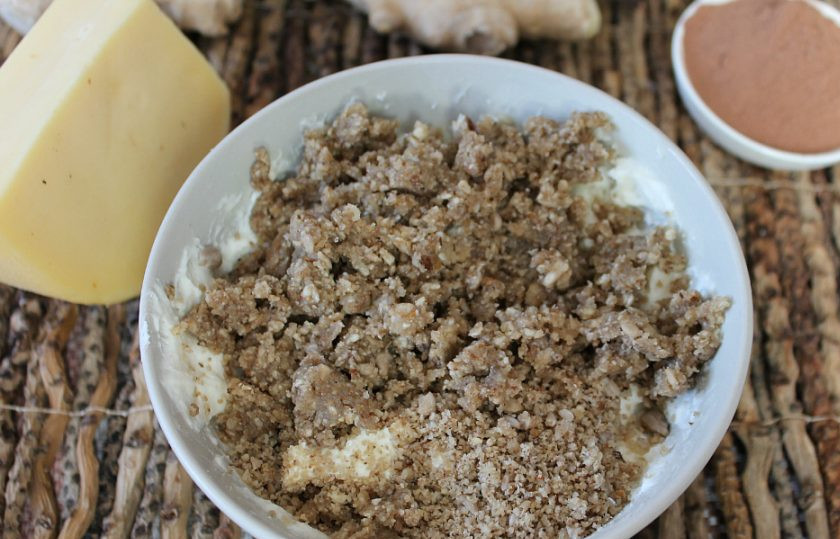 1. Этап. Сырные конфеты: Добавляем измельченные орехи и семечки в творожную массу.