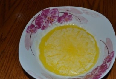 1. Этап. Чизкейк со сливочным сыром: Растапливаем сливочное масло и добавляем в крошку.