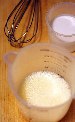 1. Этап. Рыбный крамбль: Взбиваем яйца с молоком, солим и перчим.