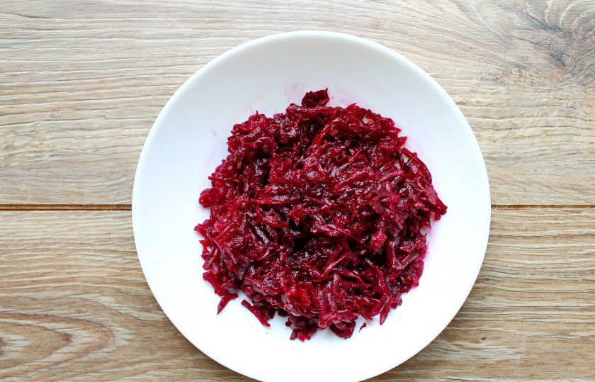 1. Этап. Салат Красный бархат из свеклы с творогом: Свеклу отварите до готовности, остудите и очистите. Натрите свеклу на крупной терке.