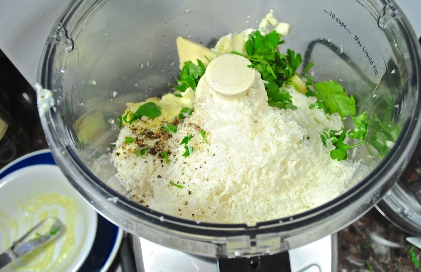 1. Этап. Сырный дип: Выложите в блендер, или в чашку с высокими стенками (если вы будете взбивать миксером) сыр, сливочное масло, петрушку, чеснок и добавьте вина, посолите, поперчите. Всё хорошенько взбейте.