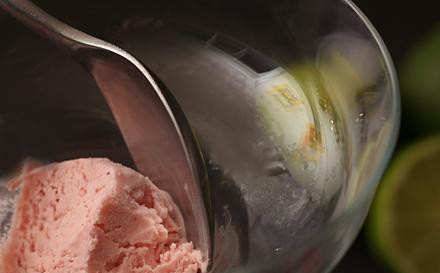 1. Этап. Клубничное мороженое Дайкири: 3. Заморозить смесь в машине для мороженого в соответствии с инструкциями производителя. Как только мороженое достигнет нужной мягкой консистенции, выложить его в миску и заморозить до готовности.