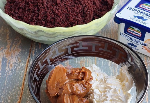 1. Этап. Кейк-попсы с вареной сгущенкой: В емкости соединить творожный сыр и варёную сгущёнку, желательно чтобы они были комнатной температуры, чтобы легче было перемешивать.