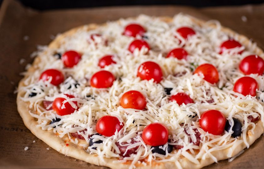 1. Этап. Мексиканская острая пицца: После чего разложите поверх половинки помидорок чери и присыпьте все слоем тертого сыра. Пиццу отправьте выпекаться в уже разогретую до 180 градусов духовку на 15-20 минут.