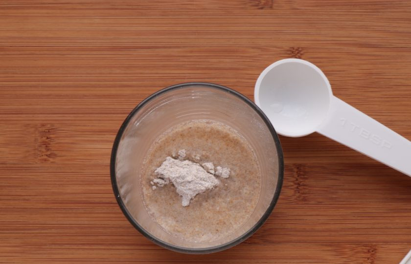 1. Этап. Ржано-пшеничный хлеб: В небольшой емкости смешайте 8 г ржаной муки и 15 мл чистой воды. Накройте крышкой или пленкой, но так, чтобы в емкость поступал воздух. Поставьте емкость в темное теплое место. В течение трех последующих дней добавляйте в закваску 8 г муки и 15 мл воды, перемешивайте и вновь, неплотно прикрыв, убирайте на хранение до следующего дня. Желательно добавлять муку каждый день в одно и то же время. На пятый день закваска будет готова. Закваску можно хранить в холодильнике и воспользоваться ею тогда, когда у вас будет желание испечь хлеб.