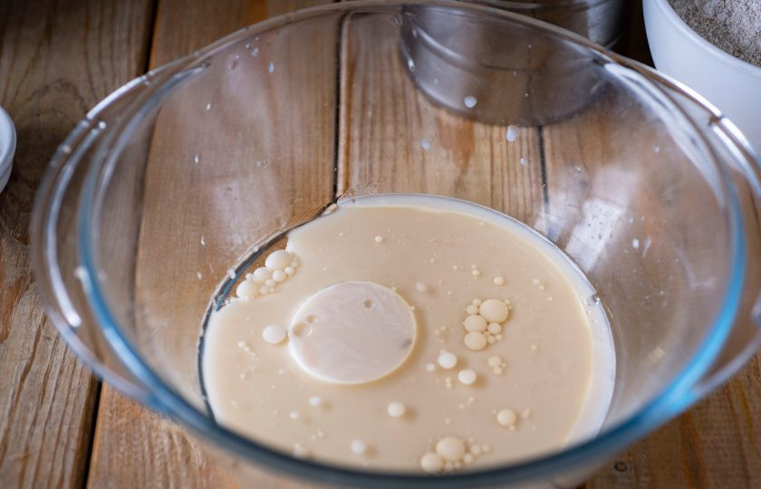 1. Этап. Булочки ржано-пшеничные: К дрожжевой смеси залейте растительное масло, перемешайте.