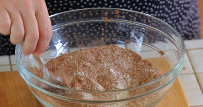 1. Этап. Маффины Двойной шоколад: 2. Также добавьте разрыхлитель, соду и соль. Перемешайте.