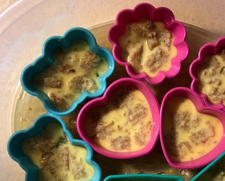 1. Этап. Омлет паровой с хлебом: Распределяем по маленьким силиконовым формочкам и готовим на пару 10-15 минут в зависимости от размера формочек.