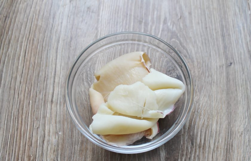 1. Этап. Салат Морской волк: Отварите кальмары любым удобным для вас способом и остудите. Лично я довожу воду до кипения, солю и опускаю очищенные кальмары. Довожу до кипения, варю в течение одной минуты и сливаю воду. Кладу в пакет и оставляю в нем до полного остывания.