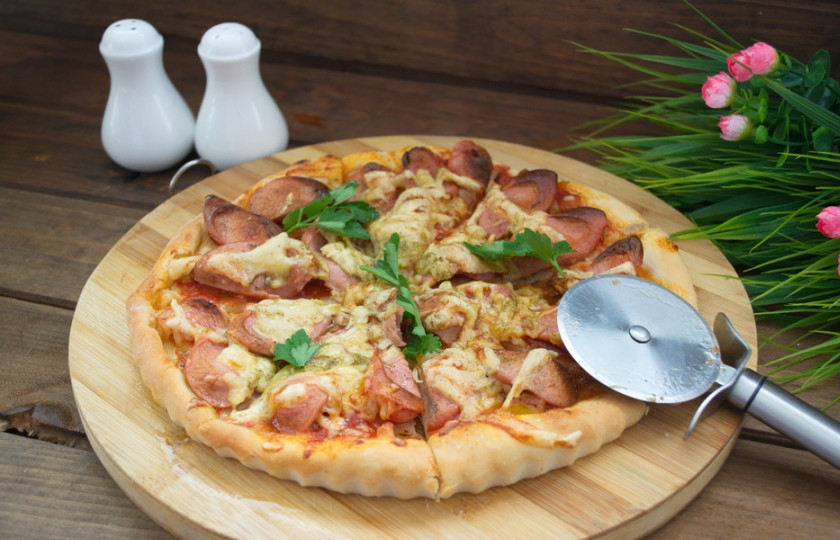 1. Этап. Пицца с сосисками: На пиццу, поверх сыра выложите несколько тонких кусочков сливочного масла. Тогда пицца будет сочнее. Выпекайте в разогретой духовке при 200 градусов до готовности. Подаем к столу.