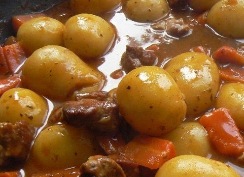 1. Этап. Рецепт жаркого из свинины с картошкой: И готовим наше жаркое до мягкости картофеля. Если вам не нужно много соуса в блюде, можно приоткрыть крышку — и пусть лишняя жидкость испарится.