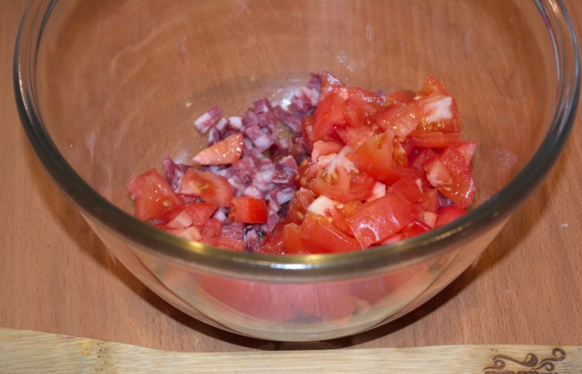 1. Этап. Салат Обезьянка с сухариками: Свежий помидор нарезаем кубиками.