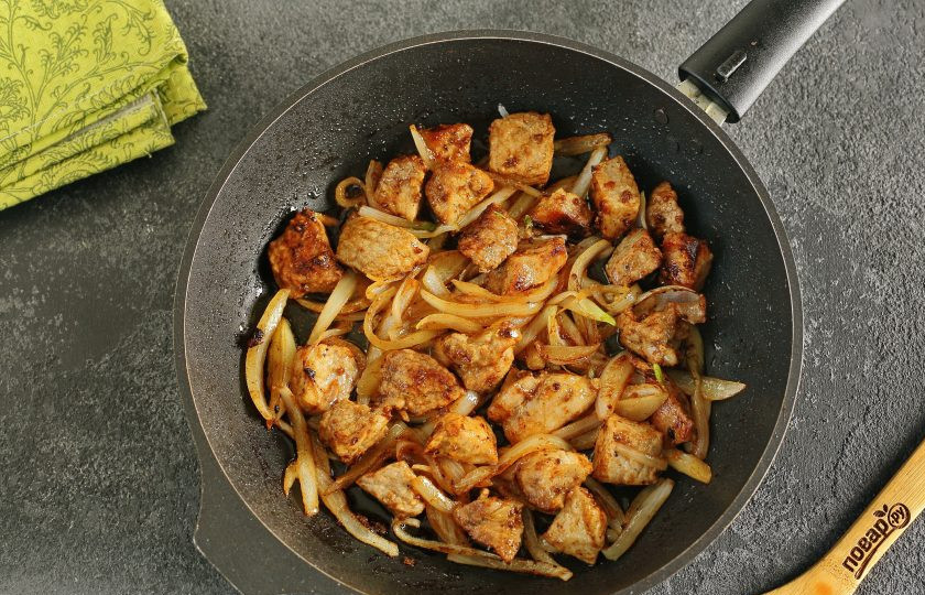 1. Этап. Каша с машем, рисом и мясом: Добавьте нарезанный перьями лук (одну луковицу оставьте для подачи) и жарьте мясо с луком еще около 5 минут.