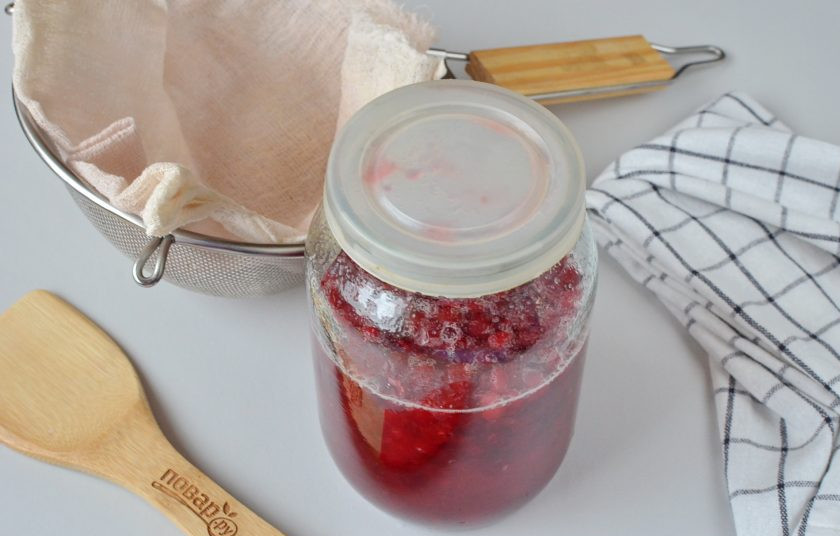 1. Этап. Клюковка: Три недели спустя достаньте банку, взбалтывать уже не нужно. Приготовьте сито или марлю, я беру и то и другое.