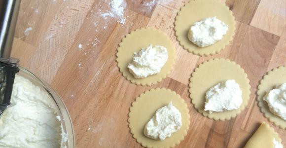 1. Этап. Печенье с творожной начинкой: На тесто выложите начинку.