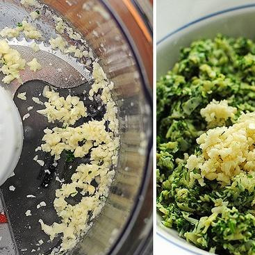 1. Этап. Хлеб с артишоками, сыром и чесноком: 3. Затем очистить зубчики чеснока и добавить их в кухонный комбайн. Измельчить чеснок и добавить его к артишоковой смеси, перемешать.