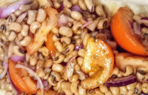 1. Этап. Пирог из Сербии: Вынуть тесто из духовки. Если оно вздулось, осторожно прижмите его. Вылить на него содержание начинки, равномерно распределить и запекать 10 минут.