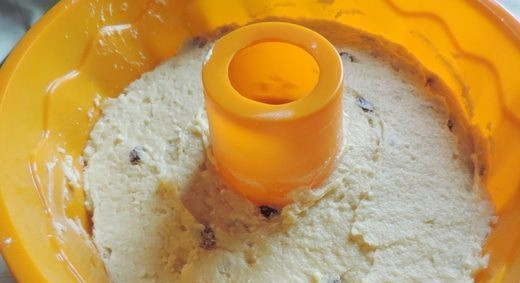 1. Этап. Творожный кекс с изюмом в духовке: После этого заполните тесто на 2/3 объёма формы.