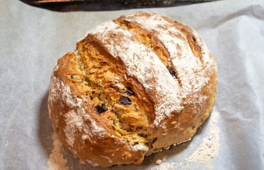 1. Этап. Хлеб с черносливом: Достаньте готовый хлеб, переложите его на решетку и остудите полностью.