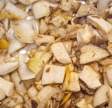 1. Этап. Грибная шаурма со свежими огурцами: В небольшой ёмкости смешать чеснок, масло, зиру, корицу, паприку, сок и цедру 2 лимонов (оставить 2 столовые ложки сока), а также соль. Полить маринадом грибы и лук.