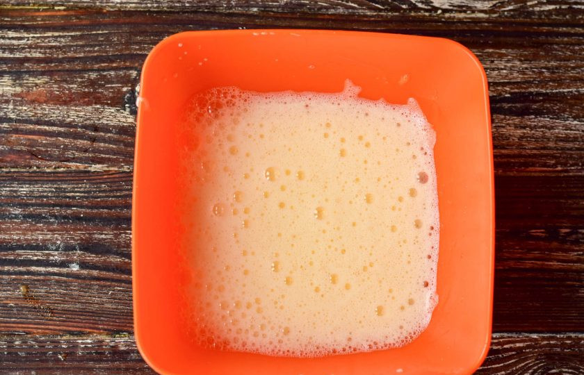 1. Этап. Чак-чак, который тает во рту: В миске взбейте куриные яйца с солью.