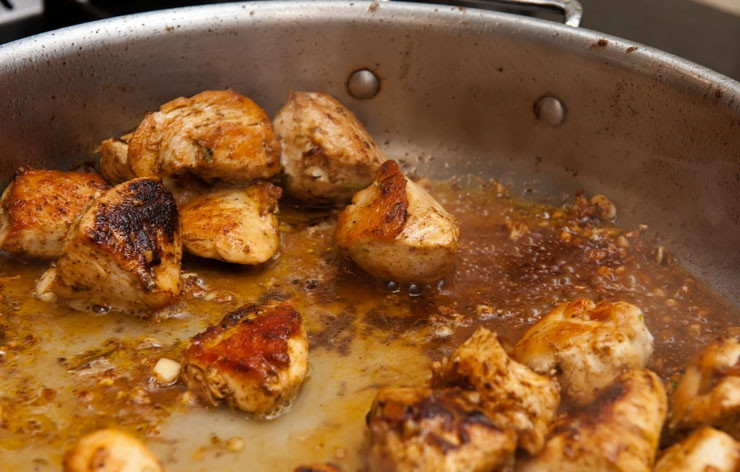 1. Этап. Курица с лаймом: Как только филе приготовится, добавьте сок лайма и хорошенько все перемешайте.