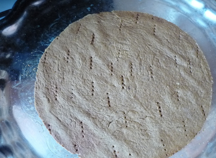 1. Этап. Шоколадно-медовый торт: Тесто отправьте на 30 минут в холодильник. Затем разделите его на шесть частей и раскатайте толщиной в 2 миллиметра. Испеките все шесть коржей. Пекутся они в духовке при температуре 180 градусов по восемь минут.