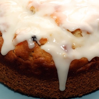 1. Этап. Польский кулич: Поливаем кулич смесью лимонного сока и и сахарной пудры. При желании, можно посыпать кокосовой стружкой. Даем глазури застыть - и кулич готов к употреблению.