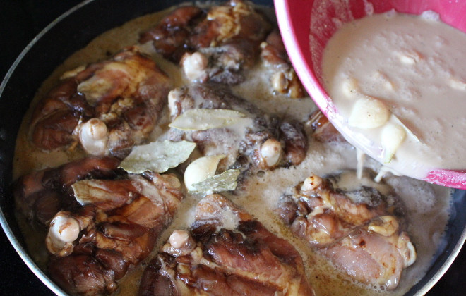 1. Этап. Курица в молочно-чесночном соусе: 7. Обжаренную курочку залить соусом и тушить на медленном огне под крышкой.