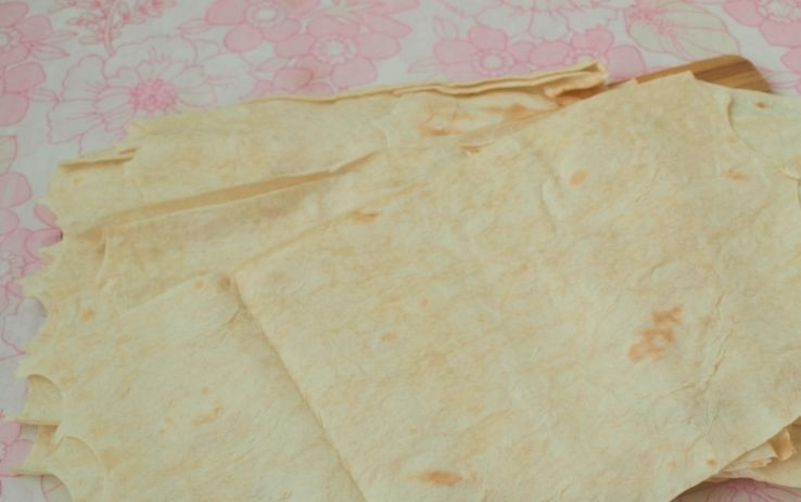 1. Этап. Горячий лаваш с сыром: Каждый кусок лаваша разрежьте на 3 прямоугольника.