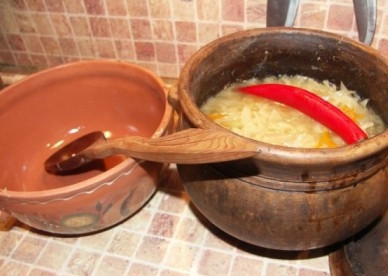 1. Этап. Суточные щи (рецепт классический): В бульон перекладываем капусту и мясо. Заправляем-загущаем щи мукой, можно добавить острый перчик. Закрываем горшок, и отправляем щи в духовку еще минут на 40. Вот теперь попробуйте щи и, если надо, добавьте соли. Затем щи выносим на сутки на холод. А потом разогреваем и подаем к столу.