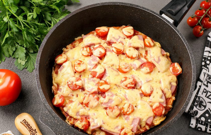 1. Этап. Пицца на сковороде без сметаны и кефира за 10 минут: Пицца на сковороде без сметаны и кефира за 10 минут готова.