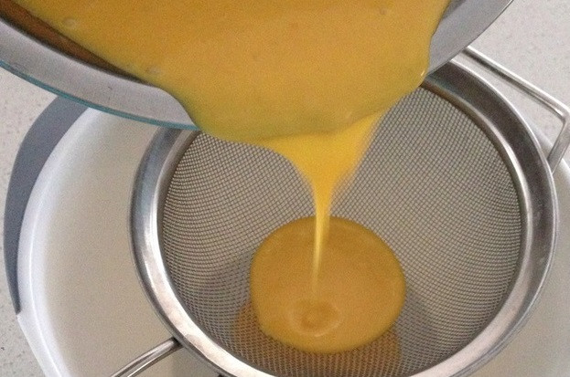 1. Этап. Бисквитный рулет с брусничным суфле: 4. Процедите полученное тесто через сито, чтобы не осталось комочков.