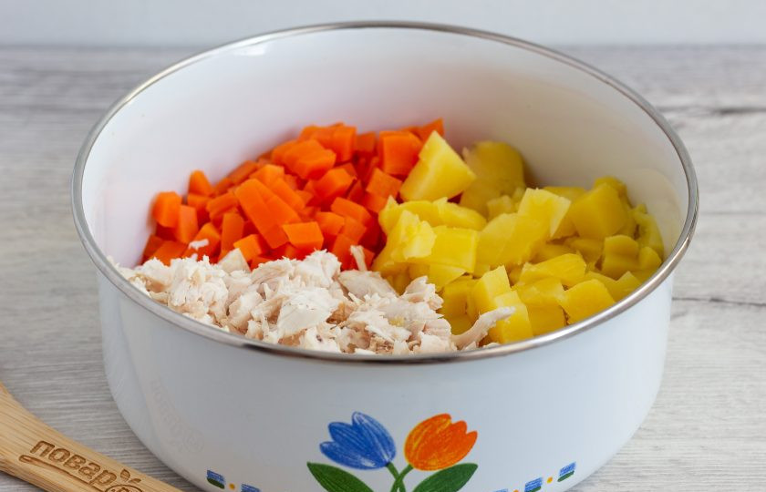 1. Этап. Салат Знакомый: Морковь, картофель и филе грудки нарежьте кубиком.