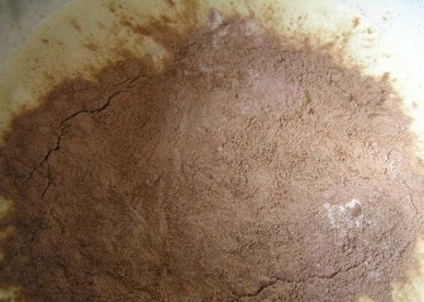 1. Этап. Шоколадный рулет с бананом: Муку просеиваем и смешиваем с какао и разрыхлителем для теста. Добавляем к взбитым желткам и перемешиваем до однородности.