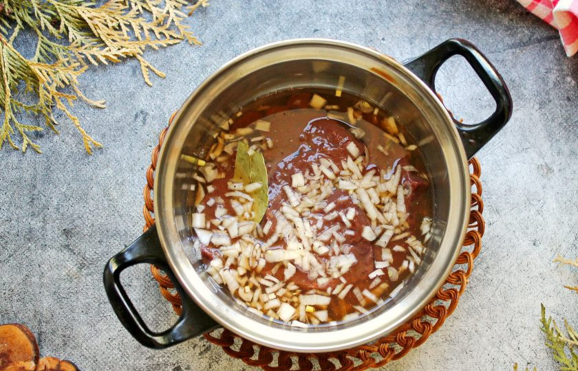 1. Этап. Говяжья печень в банановом соусе: Залейте печень маринадом, перемешайте, накройте и уберите в холодильник на одни сутки.