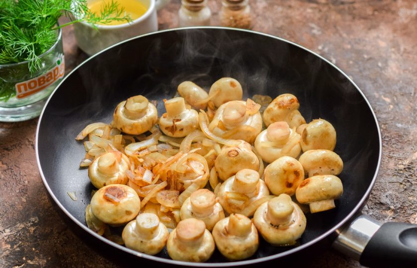 1. Этап. Грибы по-итальянски: В сковороде прогрейте немного растительного масла, выложите грибы и лук, жарьте несколько минут, до румяности.