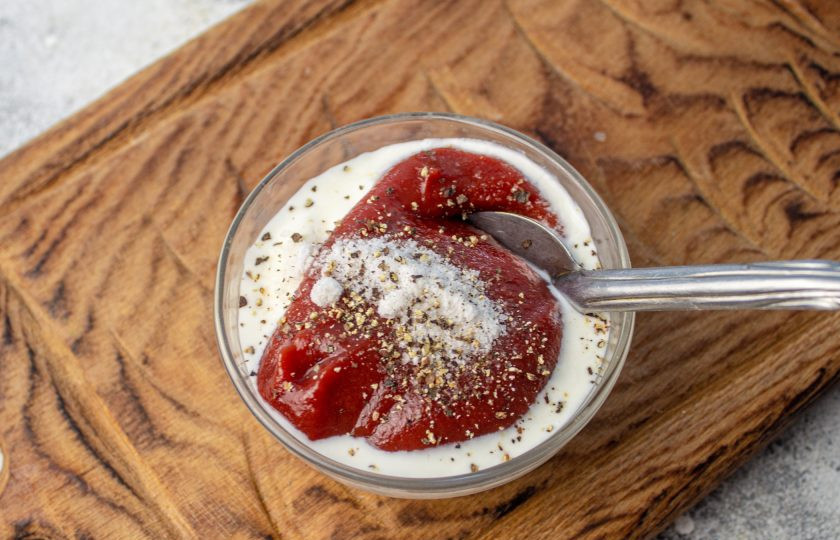 1. Этап. Салат «Садаф»: Приготовьте соус. Смешайте сметану, кетчуп, сок лимона, чеснок измельченный, соль и черный молотый перец.